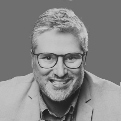 Lucas Röttgering, Criador do ecossistema Marketing is Dead! · Sócio na Opental · Host do podcast Marketing is Dead